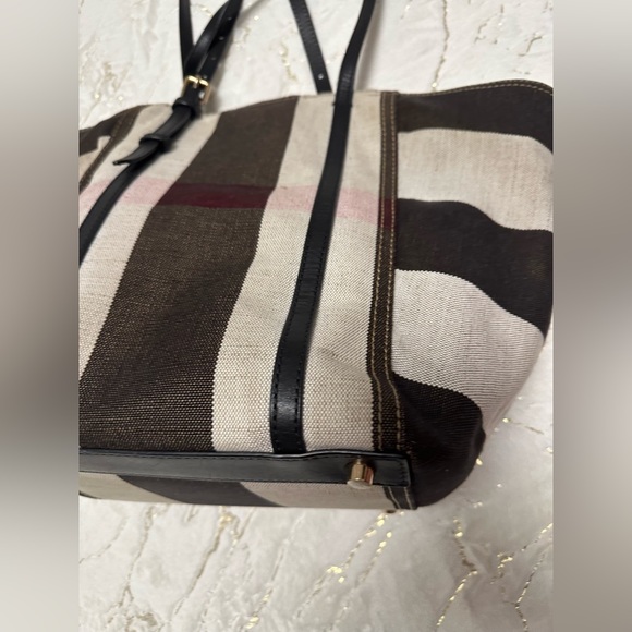 Burberry (Authentic) - Picture 6 of 16